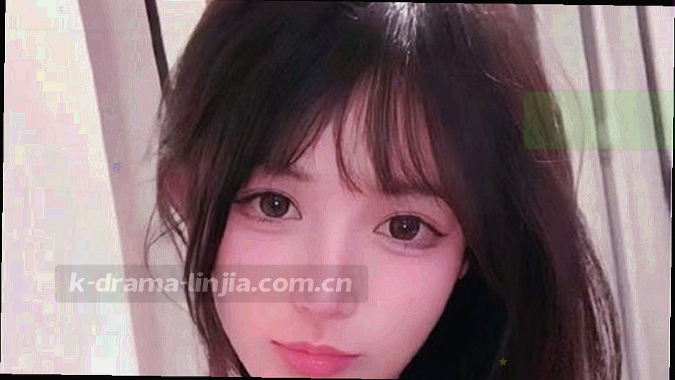 榜单第一名《邻家的老婆》横版剧照，夜晚巷口对话场景